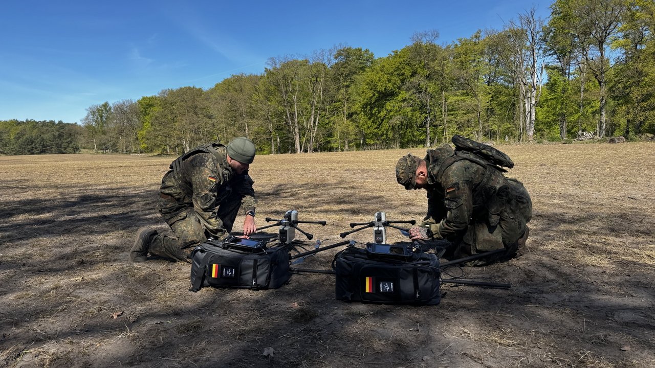 Zwei Soldaten bereiten Vectorbirds-UAV-Systeme für einen mobilen Einsatz im Gelände vor.