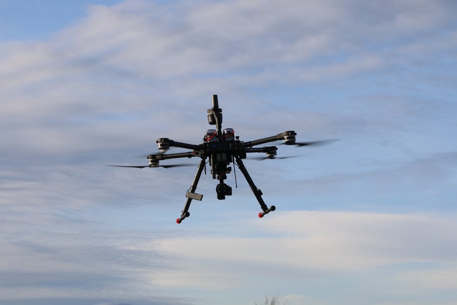 VECTIS Recon M2 im Flug vor bewölktem Himmel während eines Aufklärungs- und Beobachtungseinsatzes.