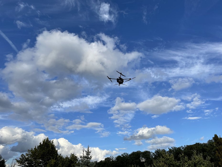 AERIS Recon S7 während eines Fluges vor blauem Himmel in einer realen Erprobungsumgebung.